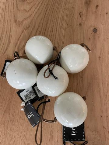 Ferm Living Houten Kerstballen beschikbaar voor biedingen