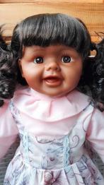 Donkere / getinte grote pop met stoffen lijfje c.a. 50 cm, Verzamelen, Poppen, Ophalen of Verzenden, Zo goed als nieuw, Babypop