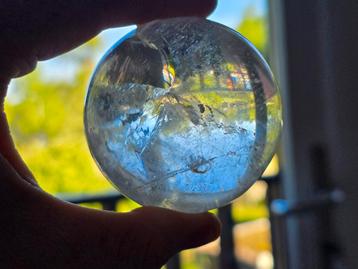 Heldere Bergkristal bol 6cm met regenboog beschikbaar voor biedingen