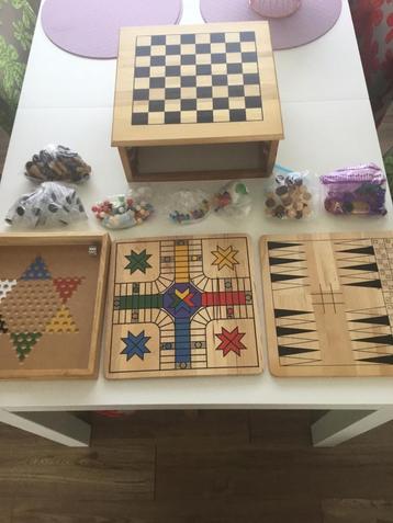 massief houten spellenset met veel spellen beschikbaar voor biedingen