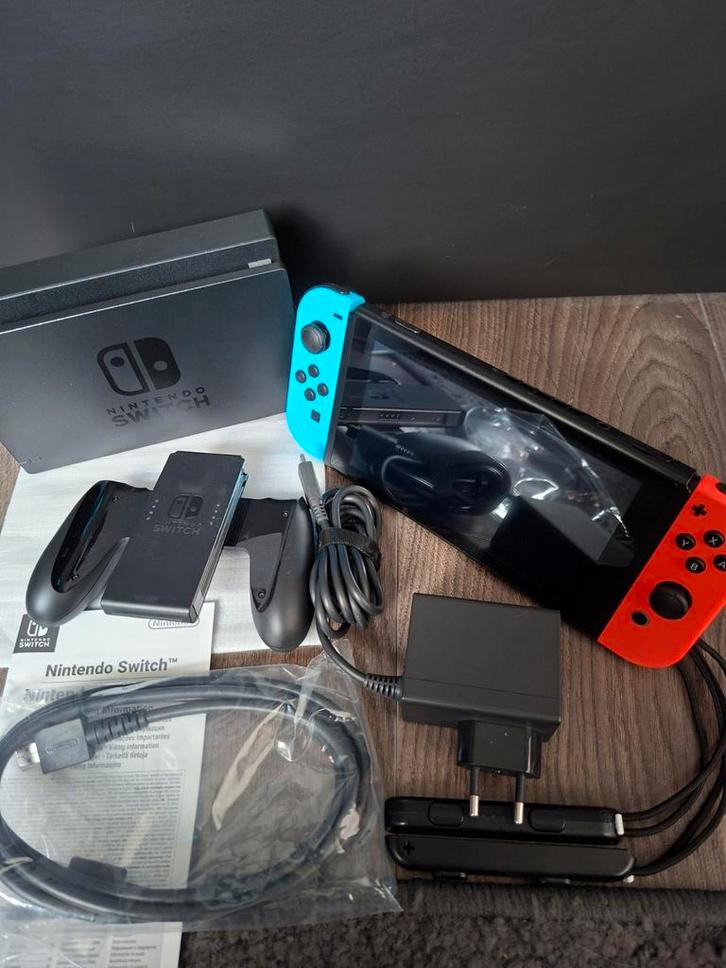 Nintendo Switch V1 UNPATCHED 2017 compleet in NIEUWSTAAT, Spelcomputers en Games, Spelcomputers | Nintendo Switch, Zo goed als nieuw