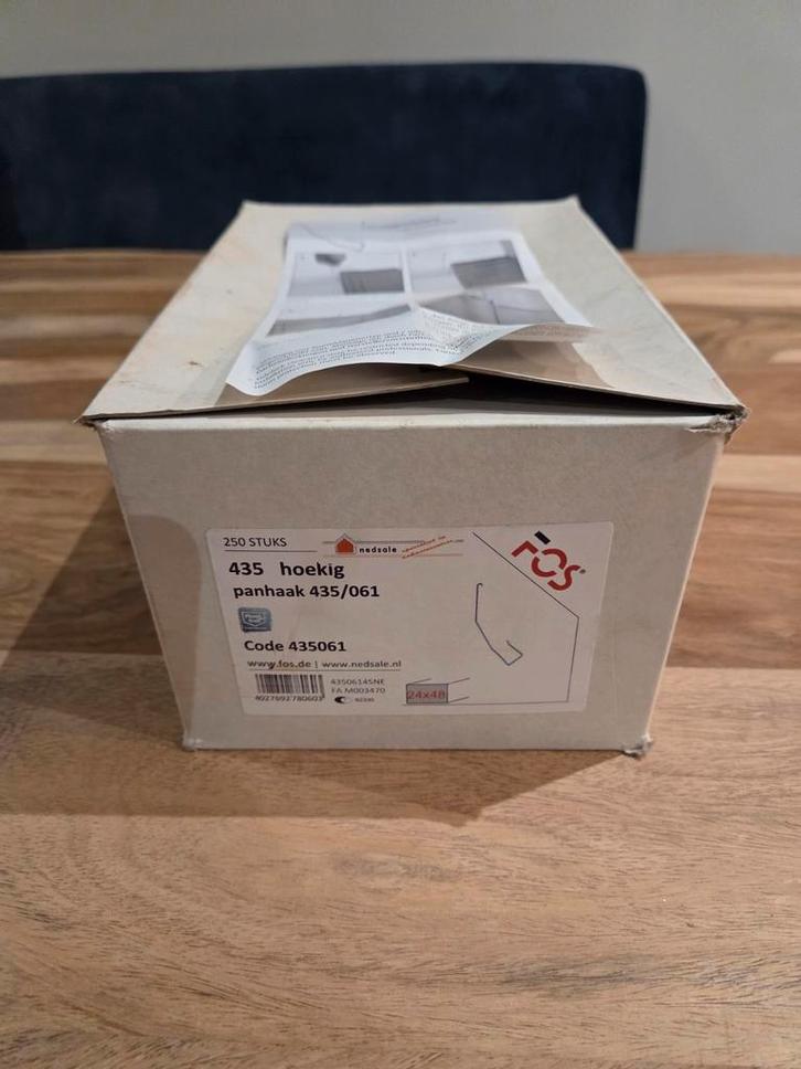 Nieuwe doos FOS dakpanhaken RVS 250 stuks, Doe-het-zelf en Verbouw, IJzerwaren en Bevestigingsmiddelen, Nieuw, Ophalen of Verzenden