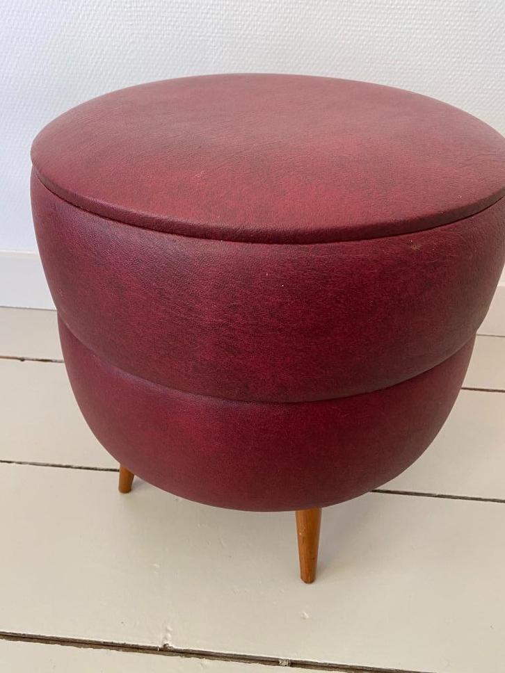 Vintage/retro - sale/opruiming - poef/naaimand rood skai, Antiek en Kunst, Curiosa en Brocante, Ophalen of Verzenden