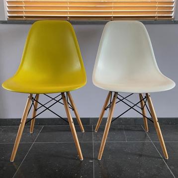 4 Originele Eames Plastic Side Chair stoelen