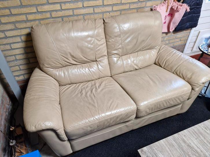 Keurig nette lederen bank - Tweepersoons, Huis en Inrichting, Banken | Bankstellen, Ophalen