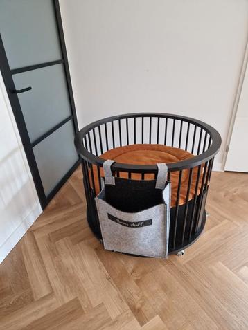 Zwarte ronde box met kleed en speelgoedzak beschikbaar voor biedingen
