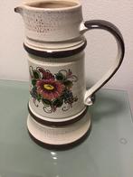 Beige- bruine kan, met bloem motief., Antiek en Kunst, Antiek | Vazen, Ophalen of Verzenden