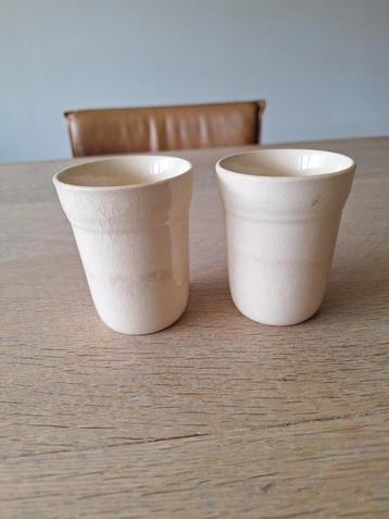2 vintage bekers crèmekleur  beschikbaar voor biedingen