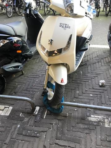 Beige scooter (moet snel weg!) beschikbaar voor biedingen