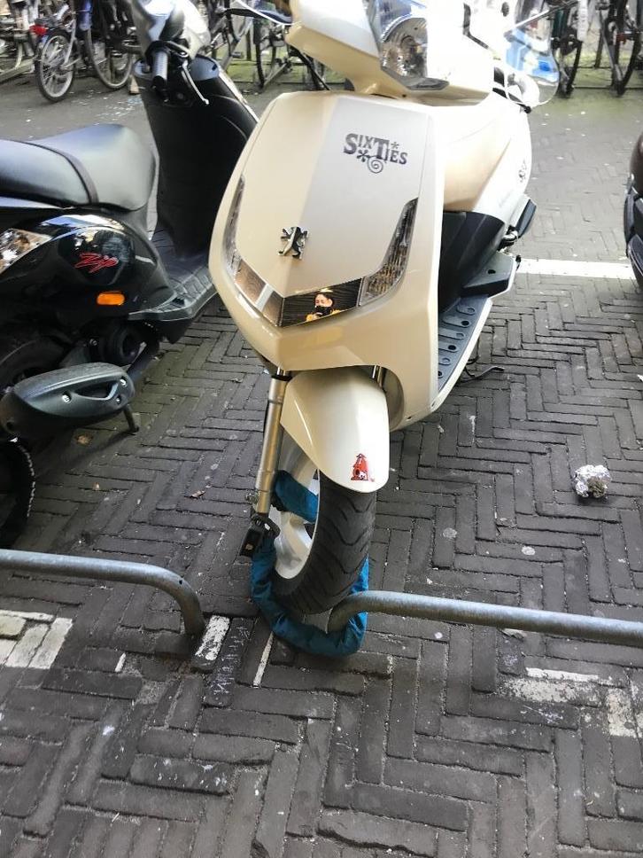 Beige scooter (moet snel weg!), Fietsen en Brommers, Scooters | Peugeot, Gebruikt, Vivacity, Maximaal 25 km/u, Benzine, Ophalen