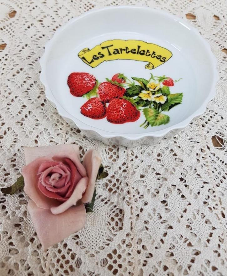 Frans porseleinen bakvormpje, Les Tartelettes, aardbeien, Huis en Inrichting, Keuken | Servies, Zo goed als nieuw, Overige typen