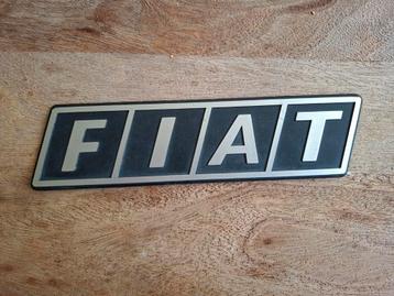Fiat embleem beschikbaar voor biedingen