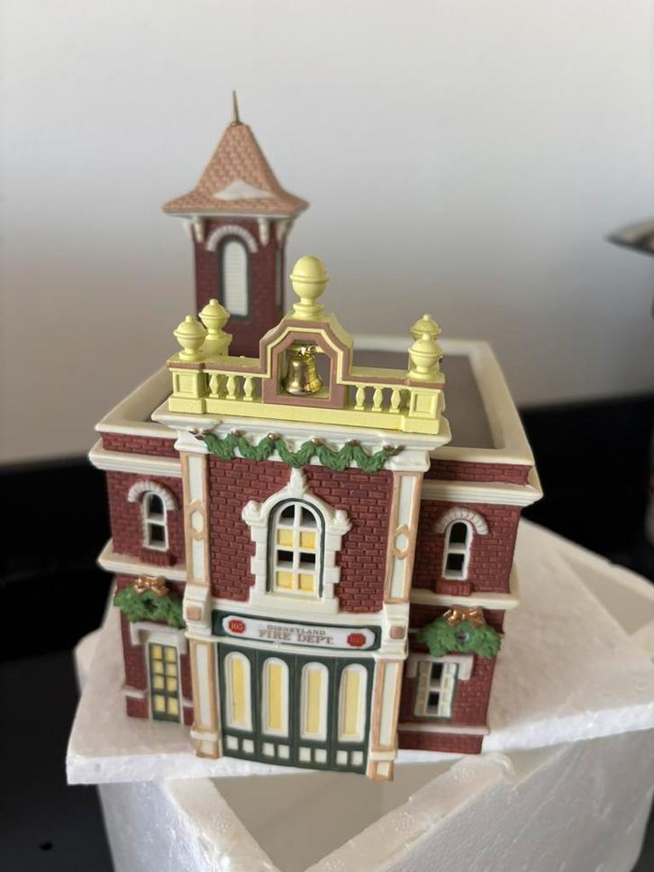 Disney dept 56 fire station main street kerst dorp, Diversen, Kerst, Zo goed als nieuw, Ophalen of Verzenden