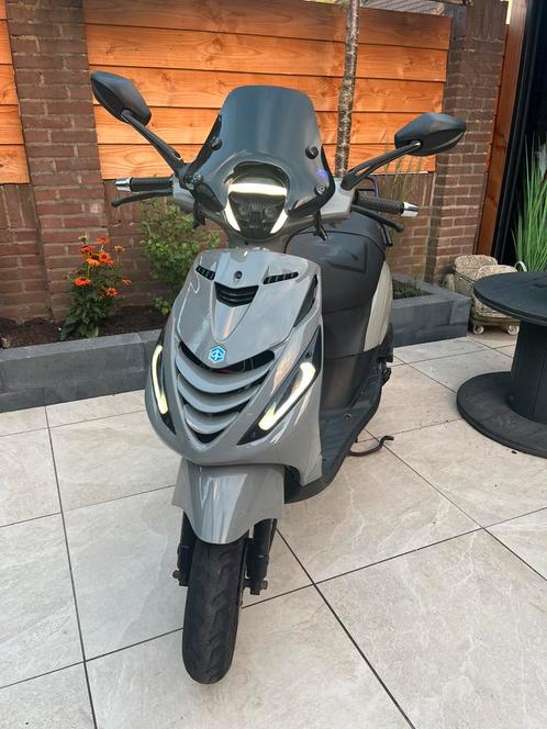 Piaggio zip 100cc geel kenteken, Fietsen en Brommers, Scooters | Piaggio, Gebruikt, Zip, Ophalen