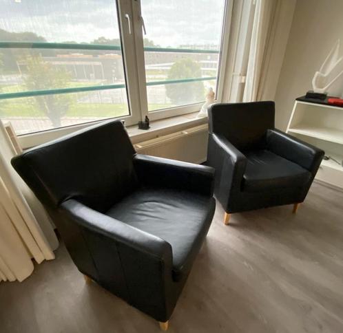2 zwarte leren fauteuils met houten pootjes  MOETEN WEG, Huis en Inrichting, Banken | Sofa's en Chaises Longues, Zo goed als nieuw