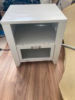Nachtkastje van wit hout GRATIS, Huis en Inrichting, Slaapkamer | Nachtkastjes, Ophalen, Zo goed als nieuw, 45 tot 65 cm, Minder dan 55 cm