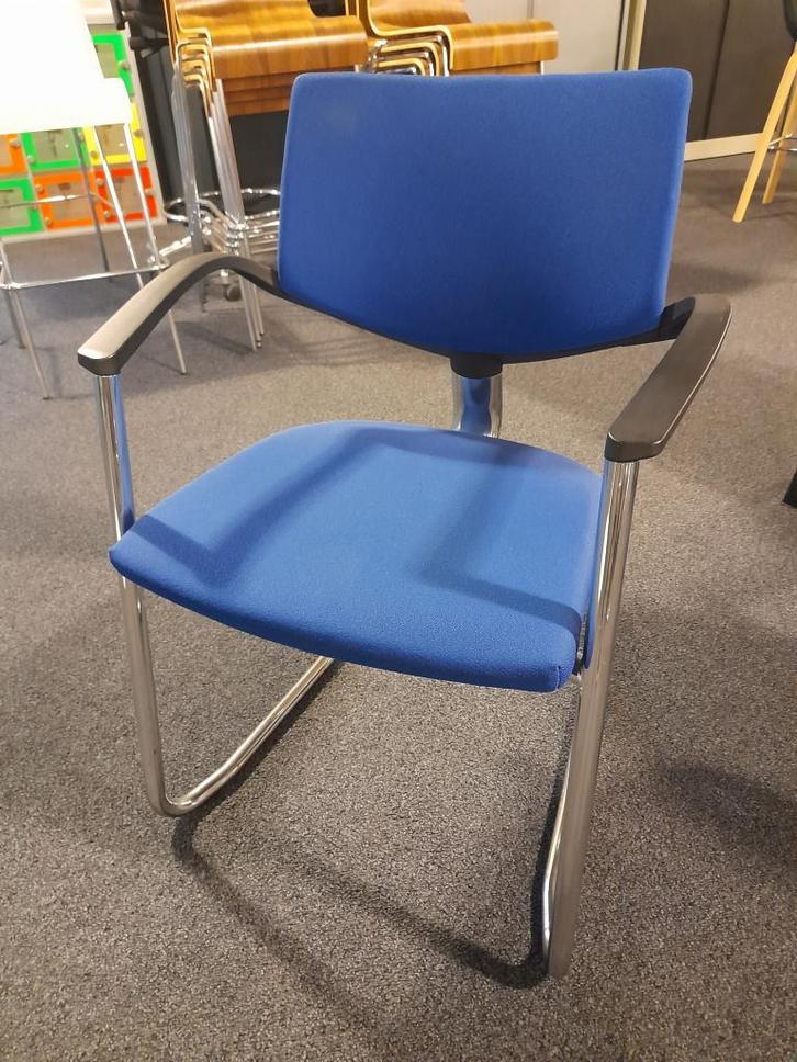 Comforto vergaderstoel, Huis en Inrichting, Stoelen, Gebruikt, Vijf, Zes of meer stoelen, Kunststof, Metaal, Blauw, Ophalen of Verzenden