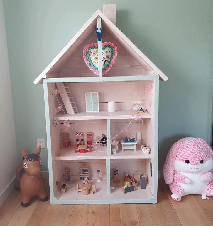 Houten poppenhuis met Figuurtjes, Kinderen en Baby's, Speelgoed | Poppenhuizen, Gebruikt, Poppenhuis, Ophalen