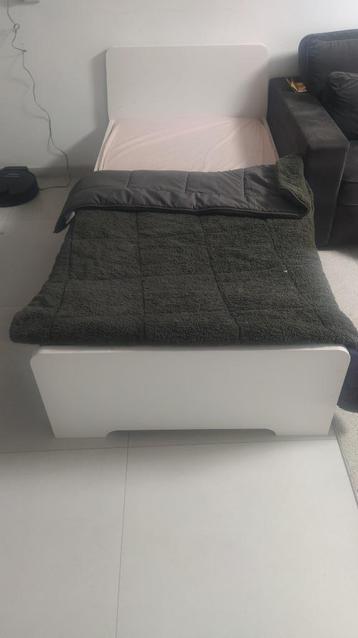 Witte bed met laden