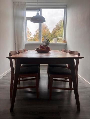 Eettafel Belliani + stoelen ikea walnootkleur beschikbaar voor biedingen