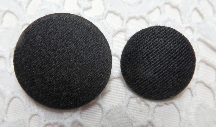 Vintage kunststof/stoffen knopen nr M1853 zwart, Hobby en Vrije tijd, Naaien en Fournituren, Zo goed als nieuw, Knoop of Knopen