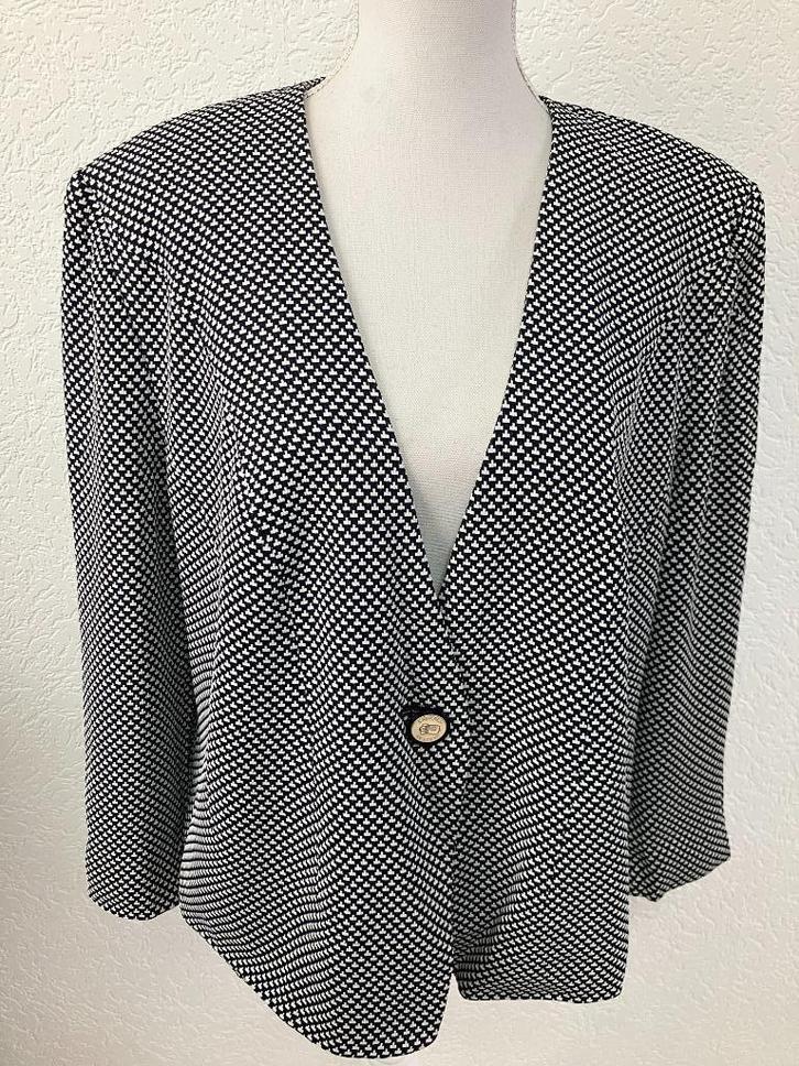sporting dress maat 46 oksel tot oksel 60 cm-gevoerd, Kleding | Dames, Jasjes, Kostuums en Pakken, Zo goed als nieuw, Jasje, Maat 46/48 (XL) of groter