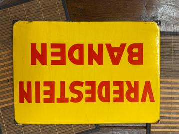 Emaille bord Vredestein geel met rode letters (Nr: 2017) beschikbaar voor biedingen