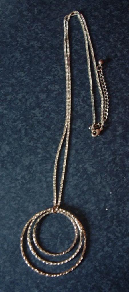 Ketting Metaal met 3 ringen als hanger Goud Kleur, Sieraden, Tassen en Uiterlijk, Kettingen, Zo goed als nieuw, Overige materialen