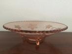 Roze schaal van persglas op pootjes met bladmotief., Antiek en Kunst, Ophalen of Verzenden