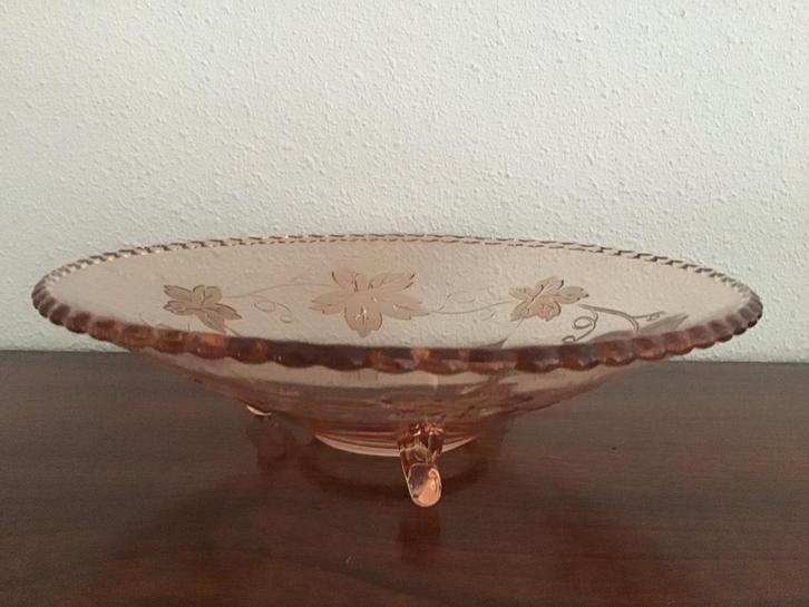 Roze schaal van persglas op pootjes met bladmotief., Antiek en Kunst, Curiosa en Brocante, Ophalen of Verzenden