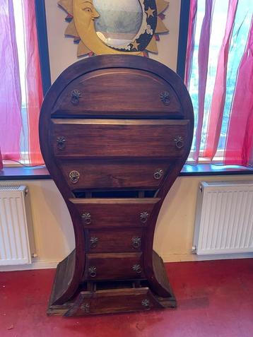 Unieke vintage houten kast met gebogen vormgeving beschikbaar voor biedingen