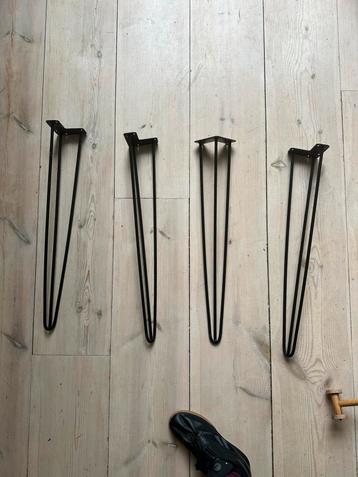 4 hairpin / haarspeldpoten 72 cm metaal beschikbaar voor biedingen
