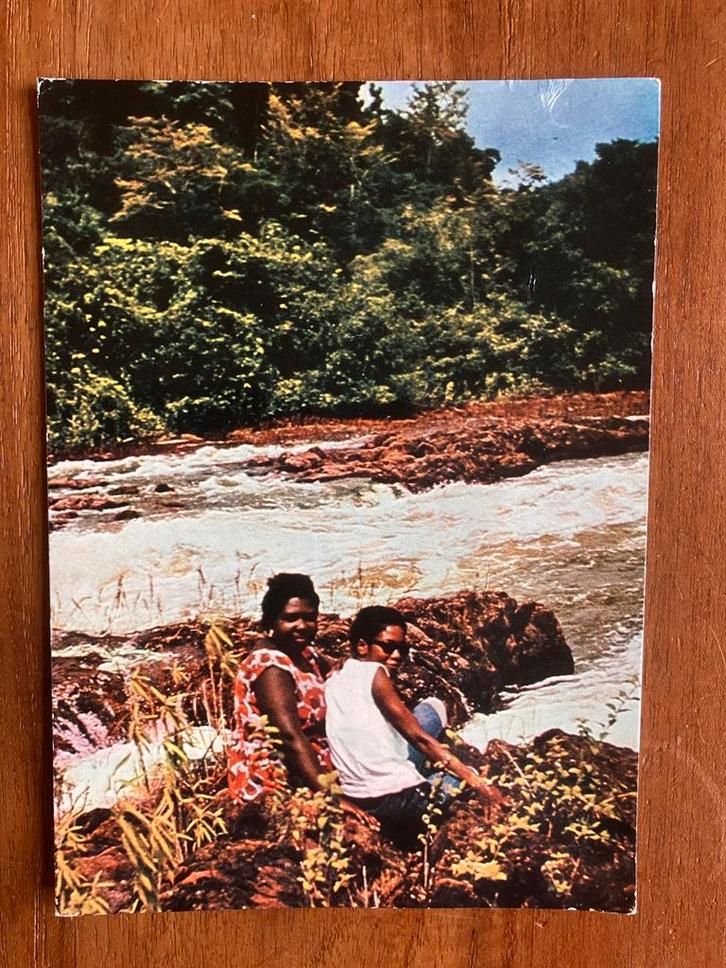 Suriname - Gezicht op Waterval in een Surinaamse rivier., Verzamelen, Ansichtkaarten | Buitenland, Ongelopen, Buiten Europa, 1960 tot 1980