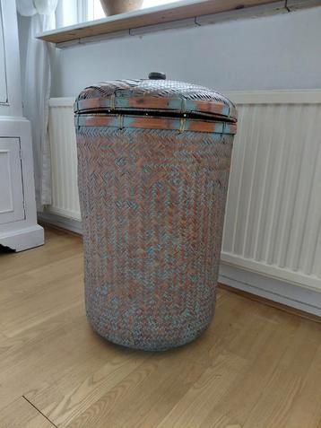 Vintage bamboe mand met deksel beschikbaar voor biedingen