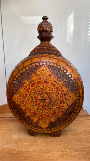 Houten sierfles beschikbaar voor biedingen