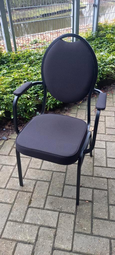10 Stackchairs zwart metaal/stof - 5 met armleuning, Huis en Inrichting, Stoelen, Gebruikt, Vijf, Zes of meer stoelen, Metaal