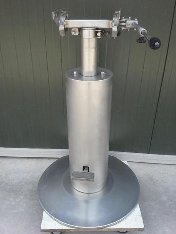 R.V.S hydraulische tafelvoet - Veterinair. beschikbaar voor biedingen