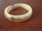 bijzondere vintage oude armband creme kleurig, Ophalen of Verzenden, Overige materialen