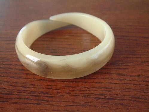 bijzondere vintage oude armband creme kleurig, Sieraden, Tassen en Uiterlijk, Armbanden, Overige materialen, Ophalen of Verzenden
