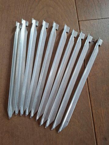 10 Lichtgewicht aluminium tentharingen. V-peg. beschikbaar voor biedingen