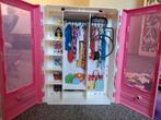 Barbie kledingkast + kleding en accessoires, Zo goed als nieuw, Ophalen
