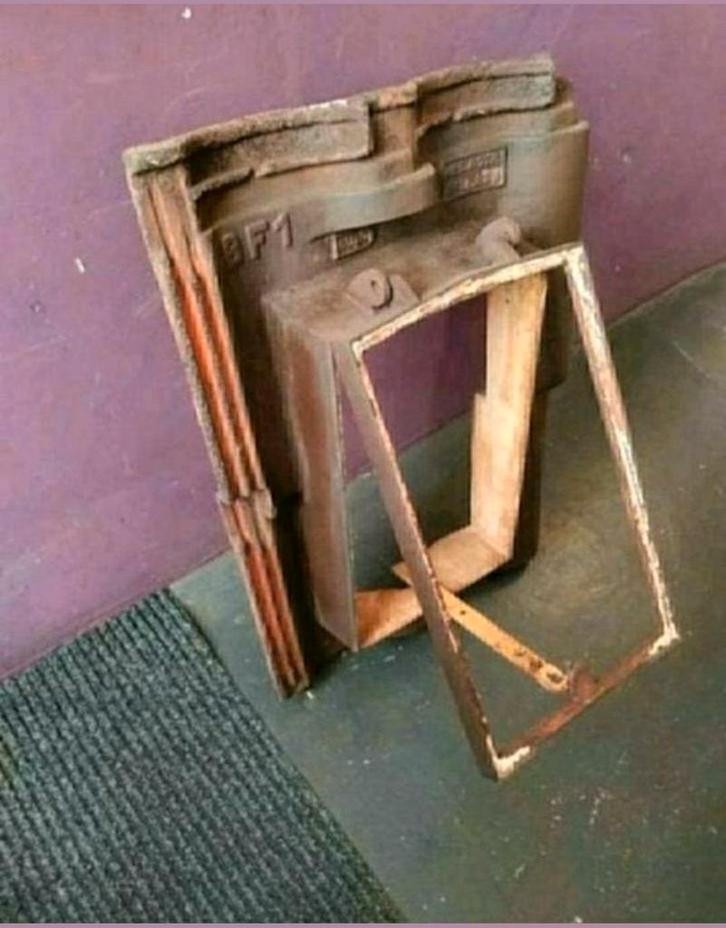 Dakraam,gietijzer,uitzet-raam,pannen,klapraam,Brocante,Raam, Antiek en Kunst, Curiosa en Brocante, Ophalen