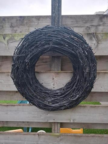 Zwarte decoratieve krans beschikbaar voor biedingen