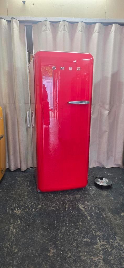 Rode Smeg koelkast koelkast, Witgoed en Apparatuur, Koelkasten en IJskasten, Zo goed als nieuw, Met vriesvak, 200 liter of meer