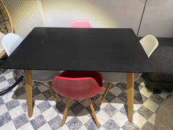 Eettafel met 4 stoelen beschikbaar voor biedingen
