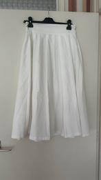 Witte plooirok, knielengte, Kleding | Dames, Rokken, Maat 38/40 (M), Wit, Ophalen of Verzenden, Zo goed als nieuw