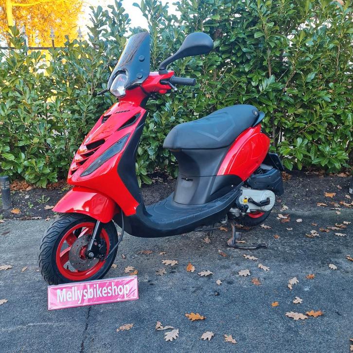 Piaggio zip rood 4takt snor 2015 leds windscherm sp buddy, Fietsen en Brommers, Snorfietsen en Snorscooters, Zo goed als nieuw