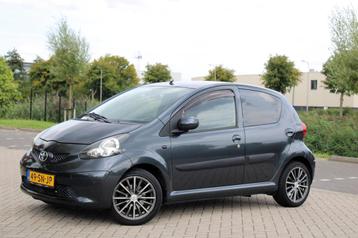 Toyota Aygo 1.0-12V + 5-Deurs l Elek Pak l Stuurbekr l NAP beschikbaar voor biedingen