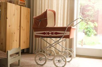 Vintage poppenwagen | Retro speelgoed jaren ‘70 stijl beschikbaar voor biedingen