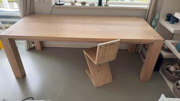 Handgemaakte lichteiken eettafel beschikbaar voor biedingen